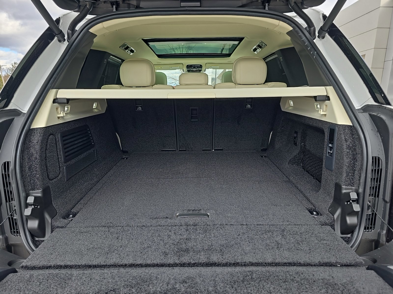 New 2026 Land Rover Range Rover SE image 26