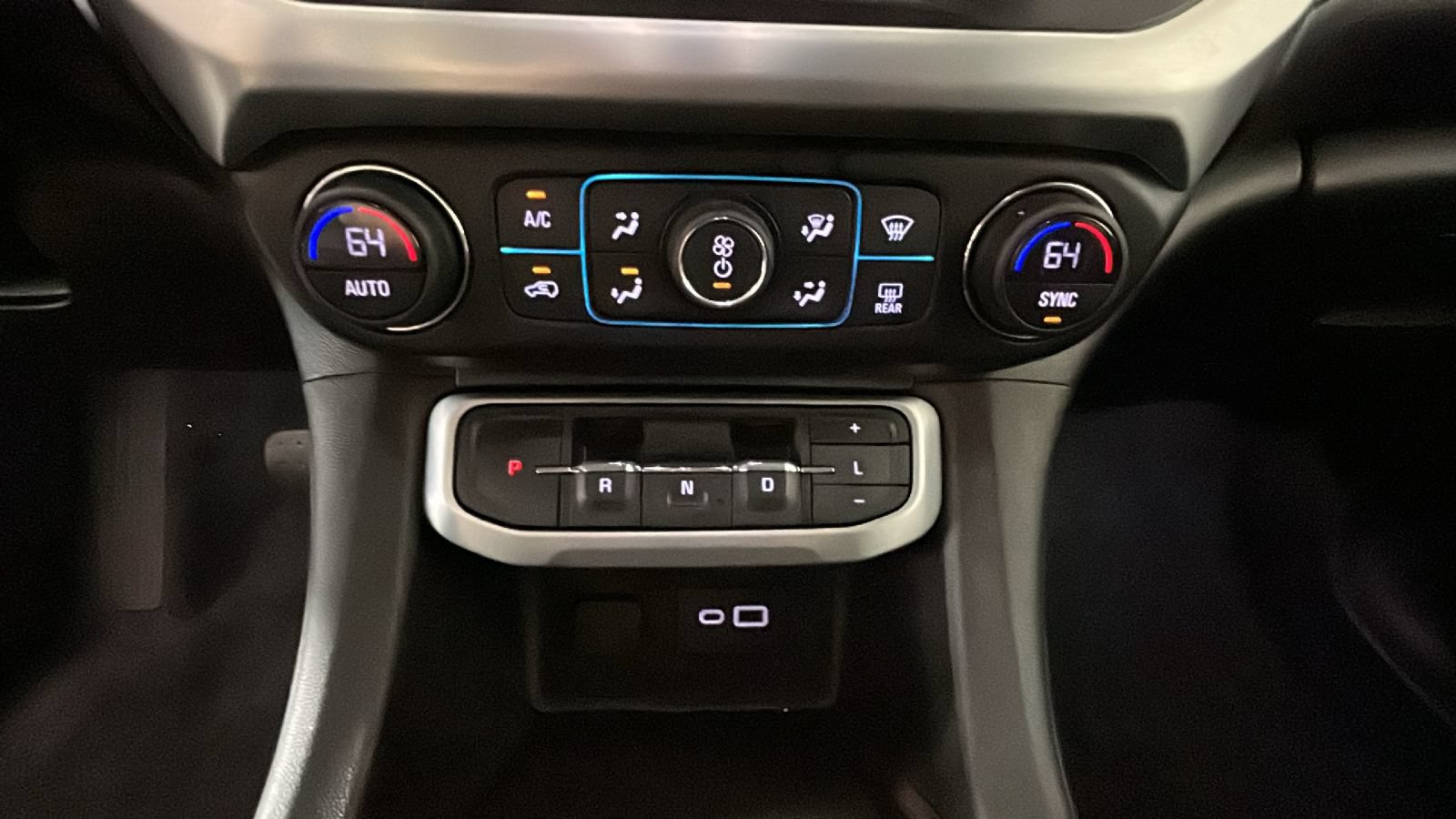 Used 2020 GMC Acadia SLE w/ Driver Convenience Package FWD image 26
