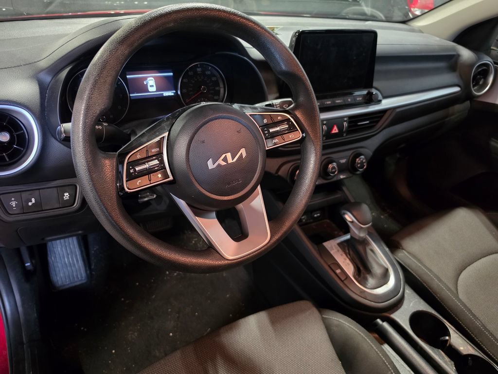 Used 2023 Kia Forte LXS w/ LXS Technology Package FWD image 4