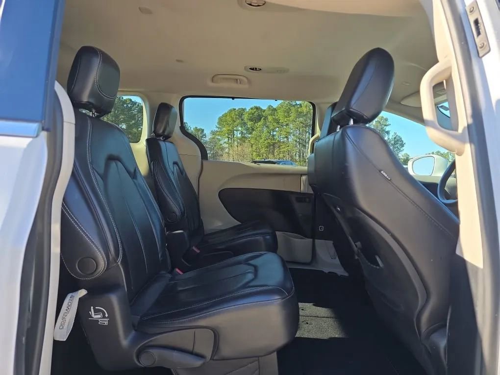 Used 2022 Chrysler Pacifica Touring-L FWD image 45