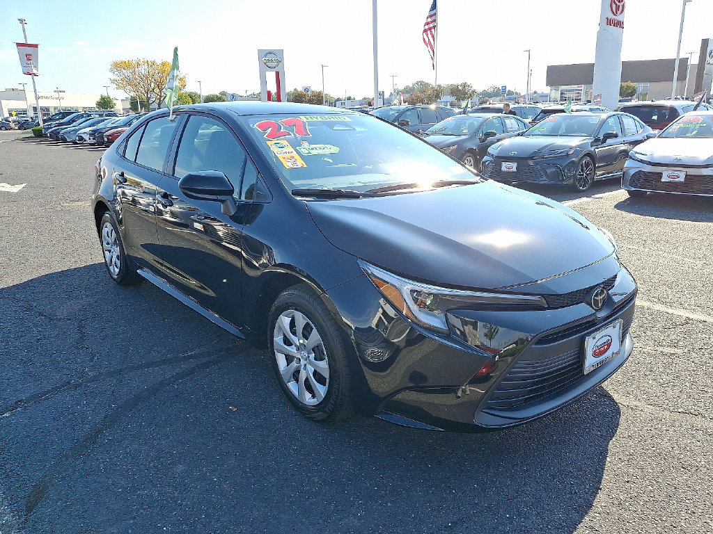 Used 2027 Toyota Corolla LE FWD image 3