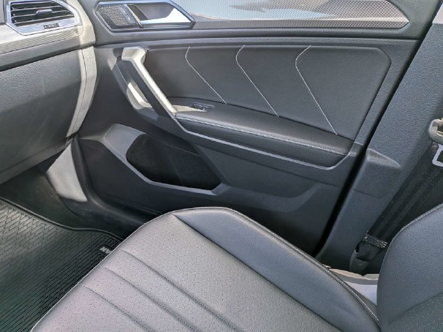 Used 2023 Volkswagen Tiguan SE FWD image 19