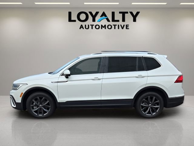 Used 2023 Volkswagen Tiguan SE w/ Panoramic Sunroof Package image 2