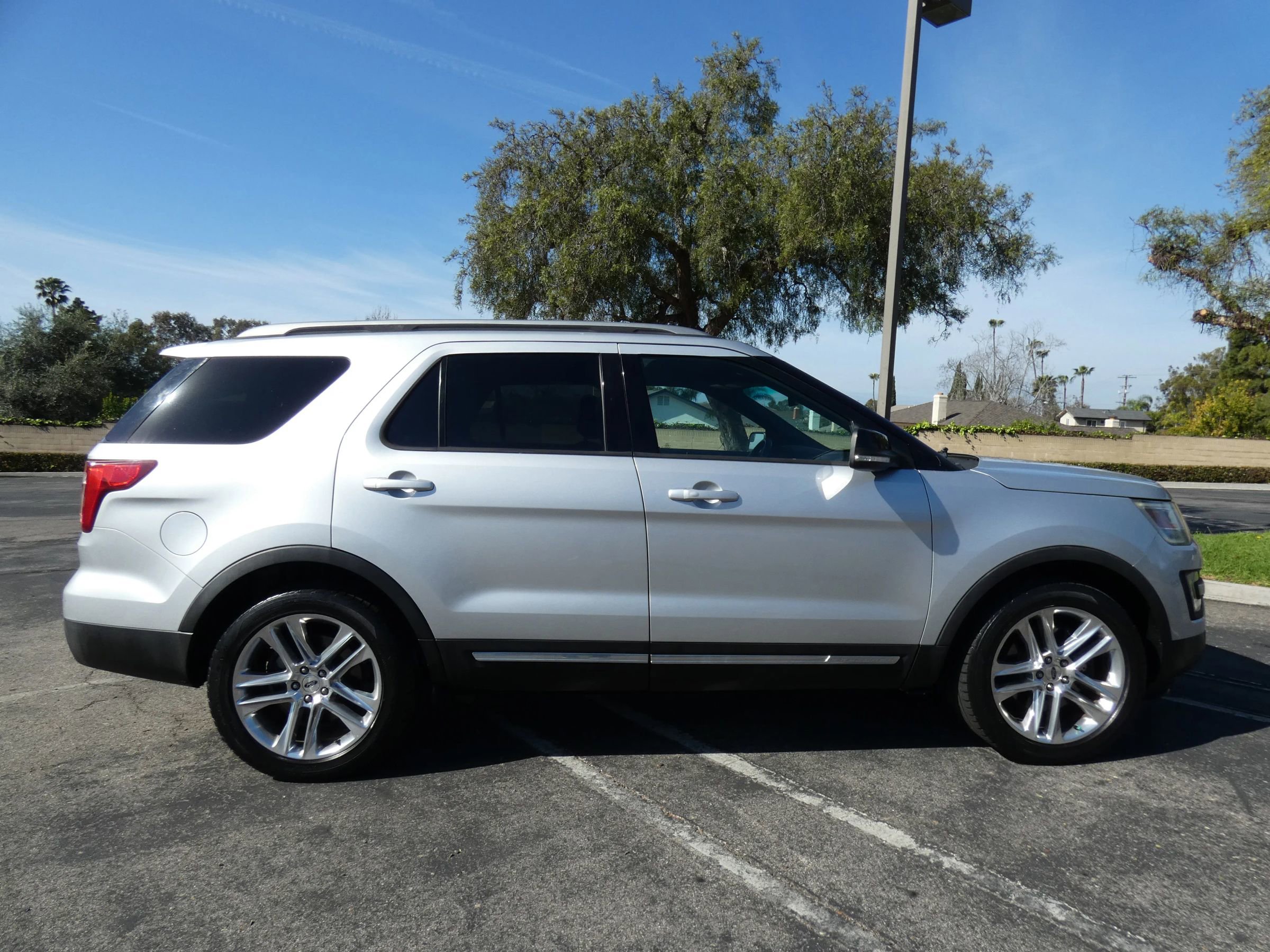 Used 2017 Ford Explorer XLT w/ Equipment Group 202A image 7