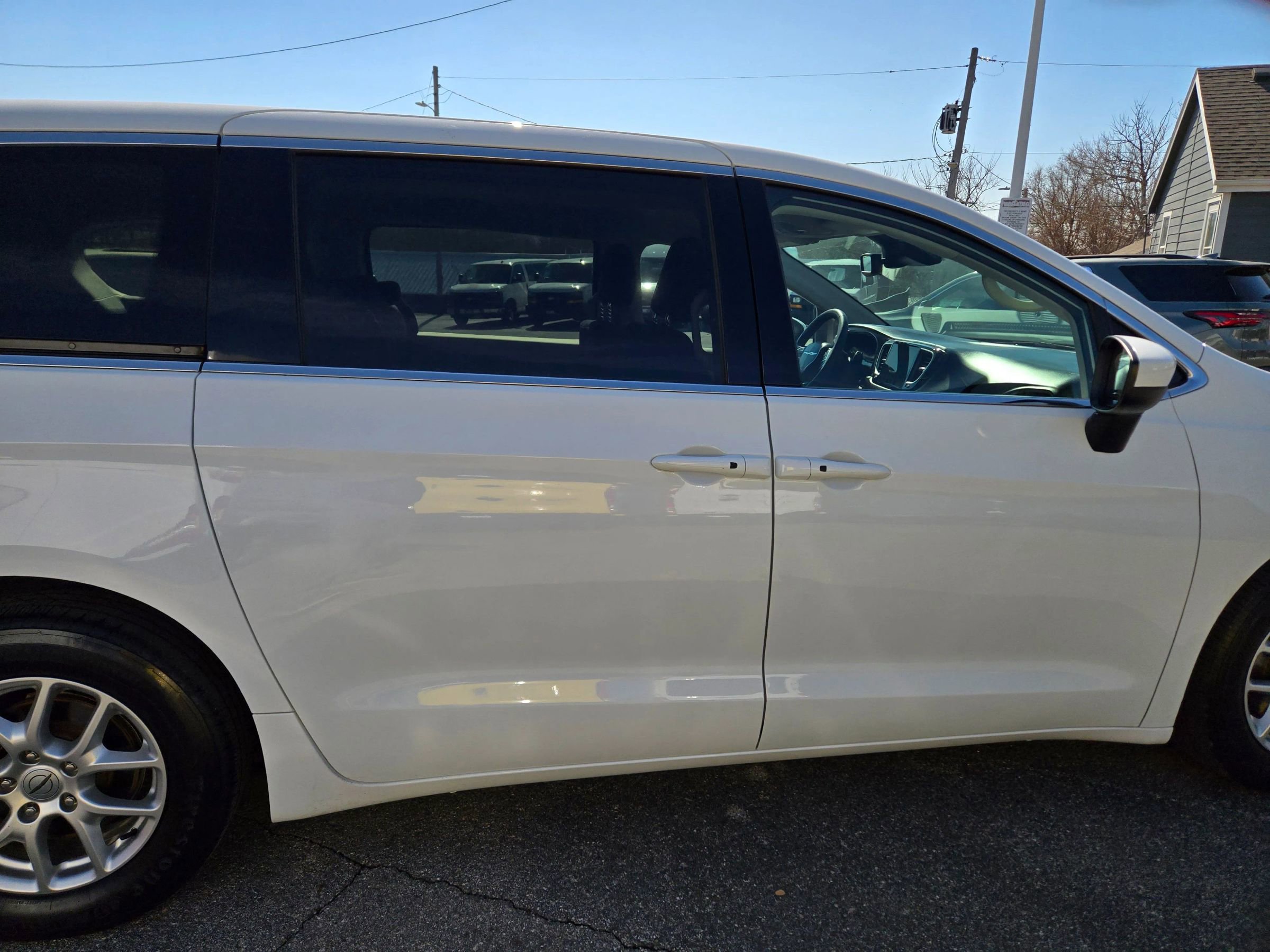 Used 2022 Chrysler Voyager LX image 11