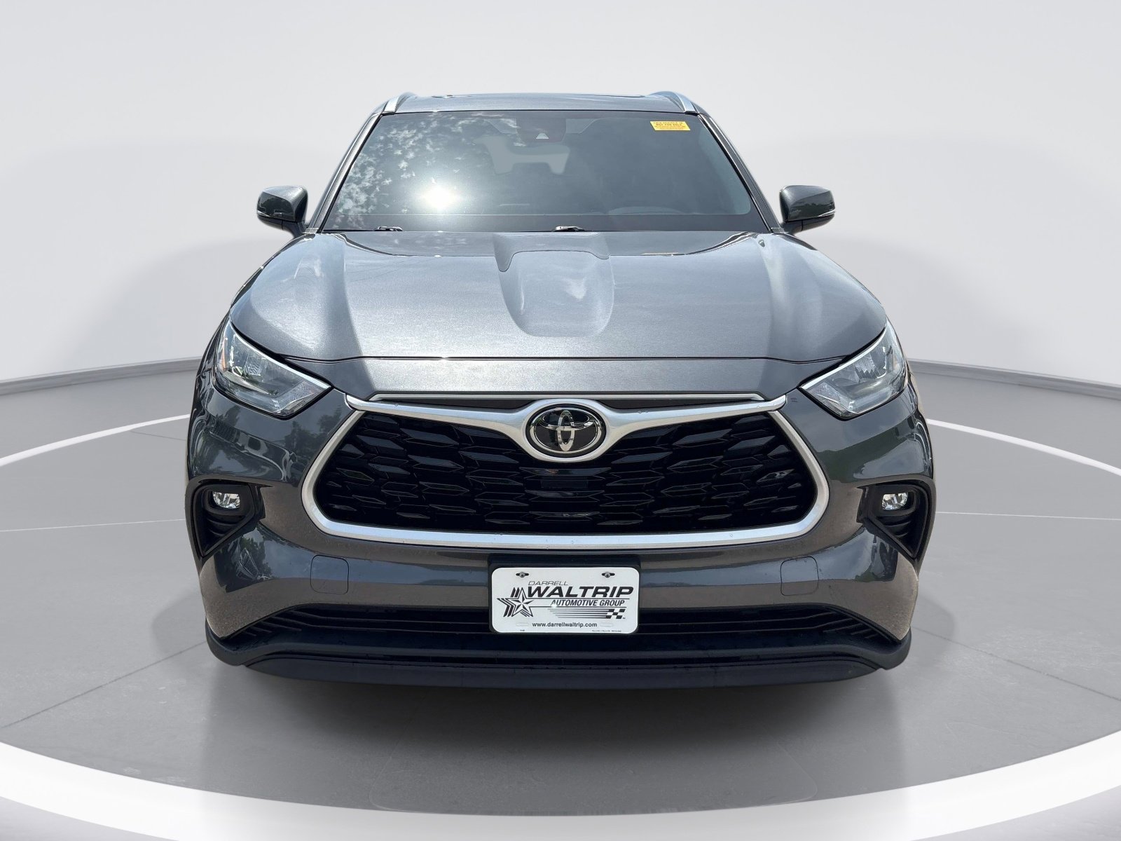Used 2020 Toyota Highlander XLE AWD/4WD image 2