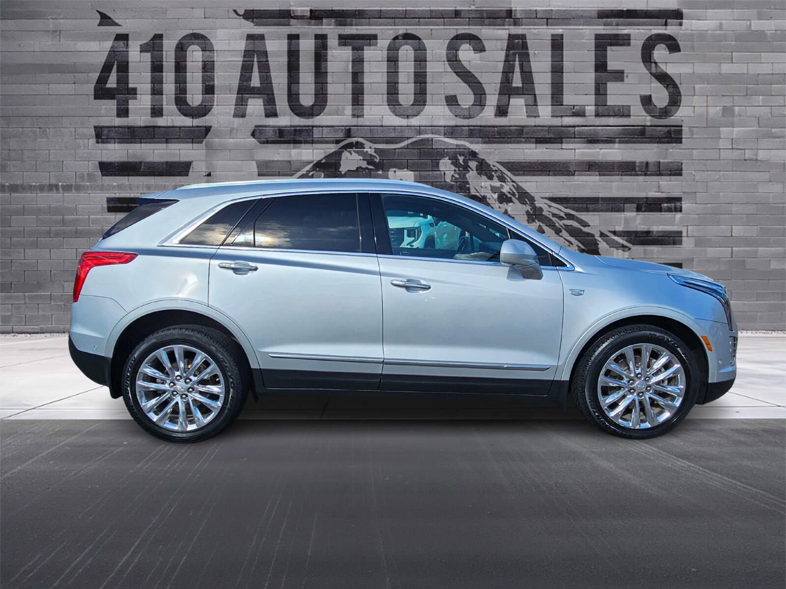 Used 2017 Cadillac XT5 Platinum w/ Driver Assist Package image 2