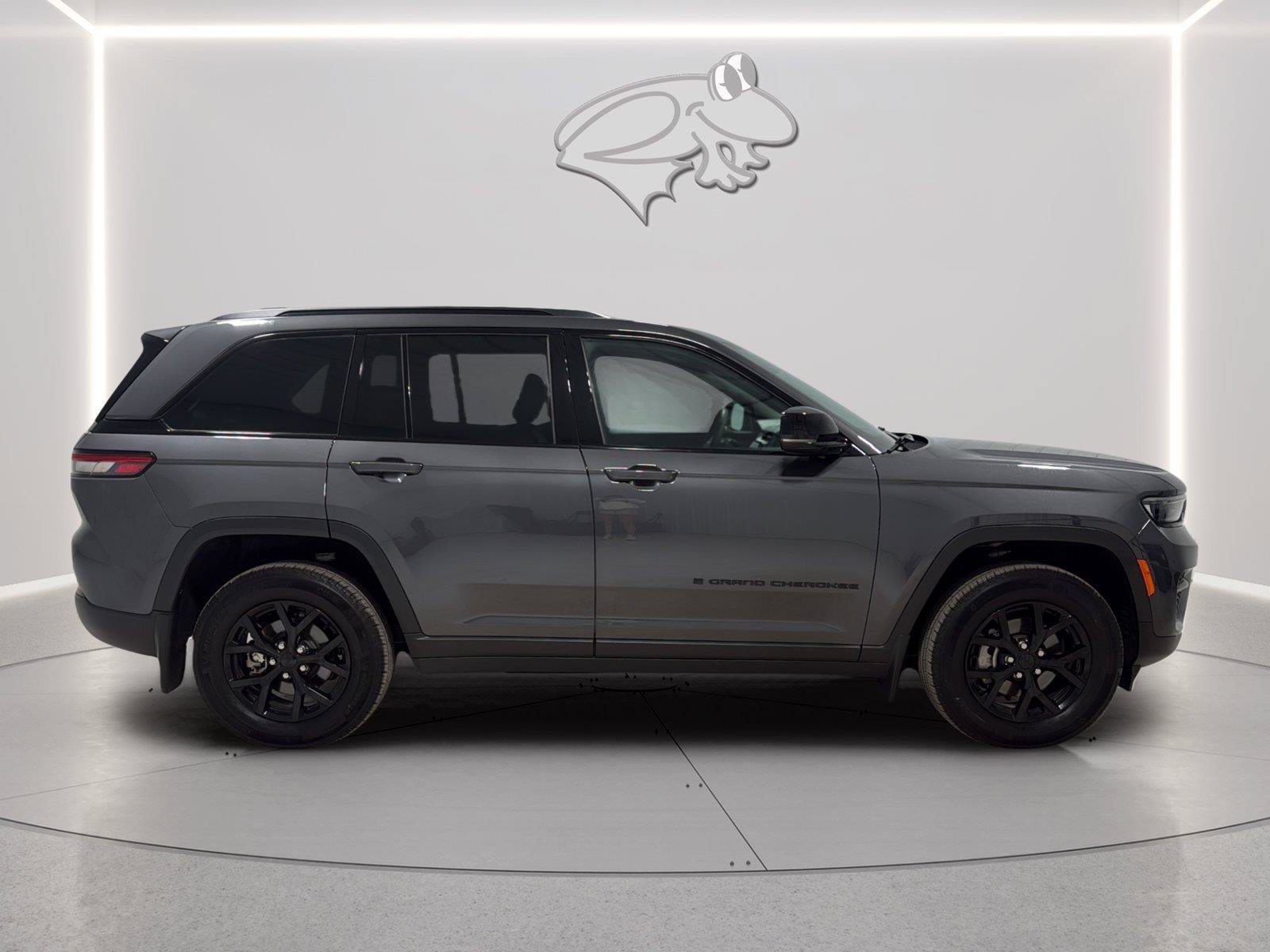 Used 2025 Jeep Grand Cherokee Altitude w/ Trailer Tow Package AWD/4WD image 6