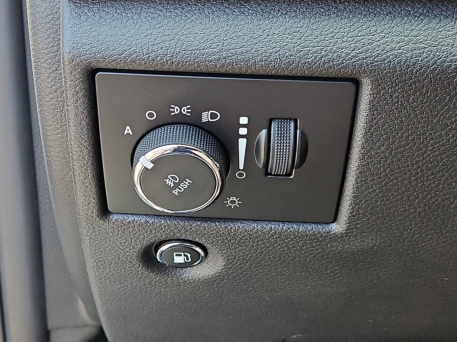 Used 2018 Jeep Grand Cherokee Limited AWD/4WD image 25