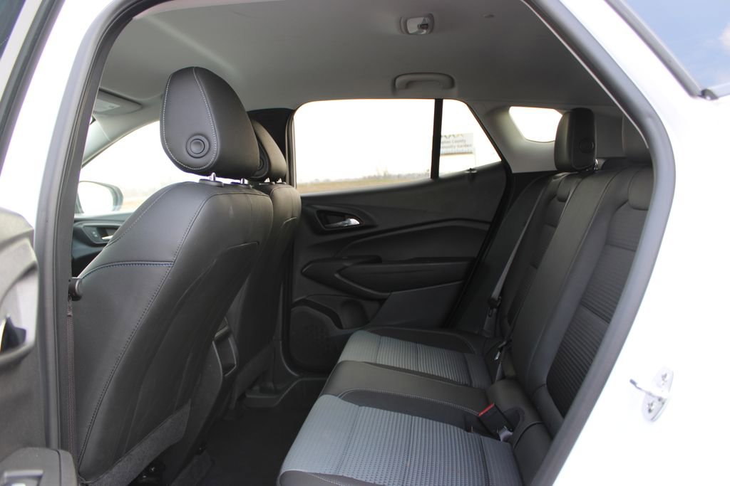 Used 2025 Chevrolet Trax LT w/ LT Convenience Package image 16