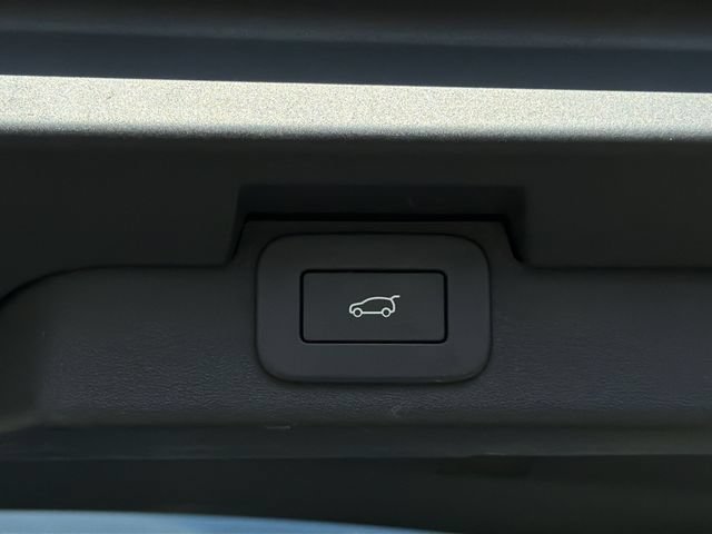Used 2024 Land Rover Discovery S AWD/4WD image 40