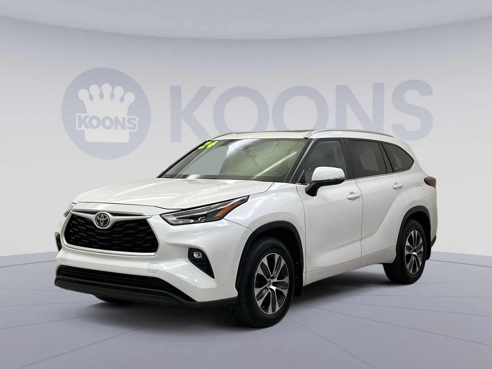 Used 2024 Toyota Highlander XLE AWD/4WD image 1