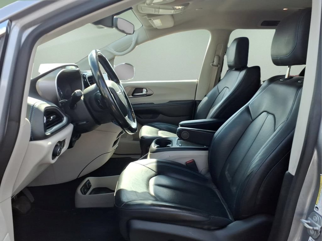 Used 2021 Chrysler Pacifica Touring-L FWD image 4
