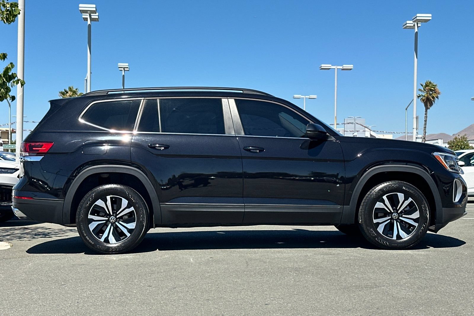 Used 2024 Volkswagen Atlas SE FWD image 3