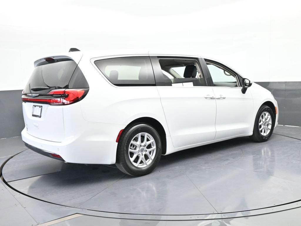 Used 2023 Chrysler Pacifica Touring-L image 6