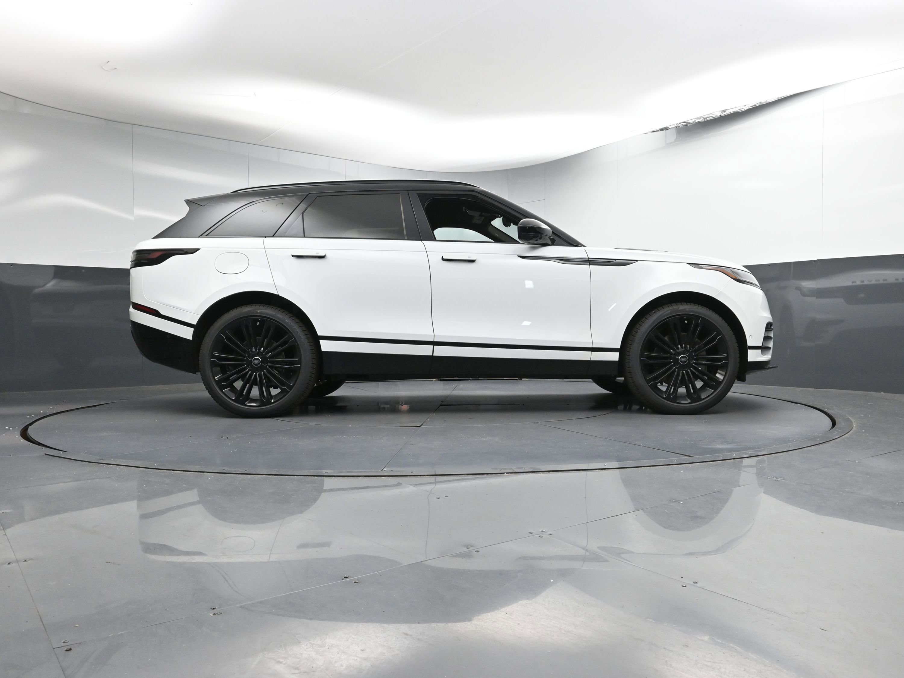 New 2026 Land Rover Range Rover Velar Dynamic SE image 28