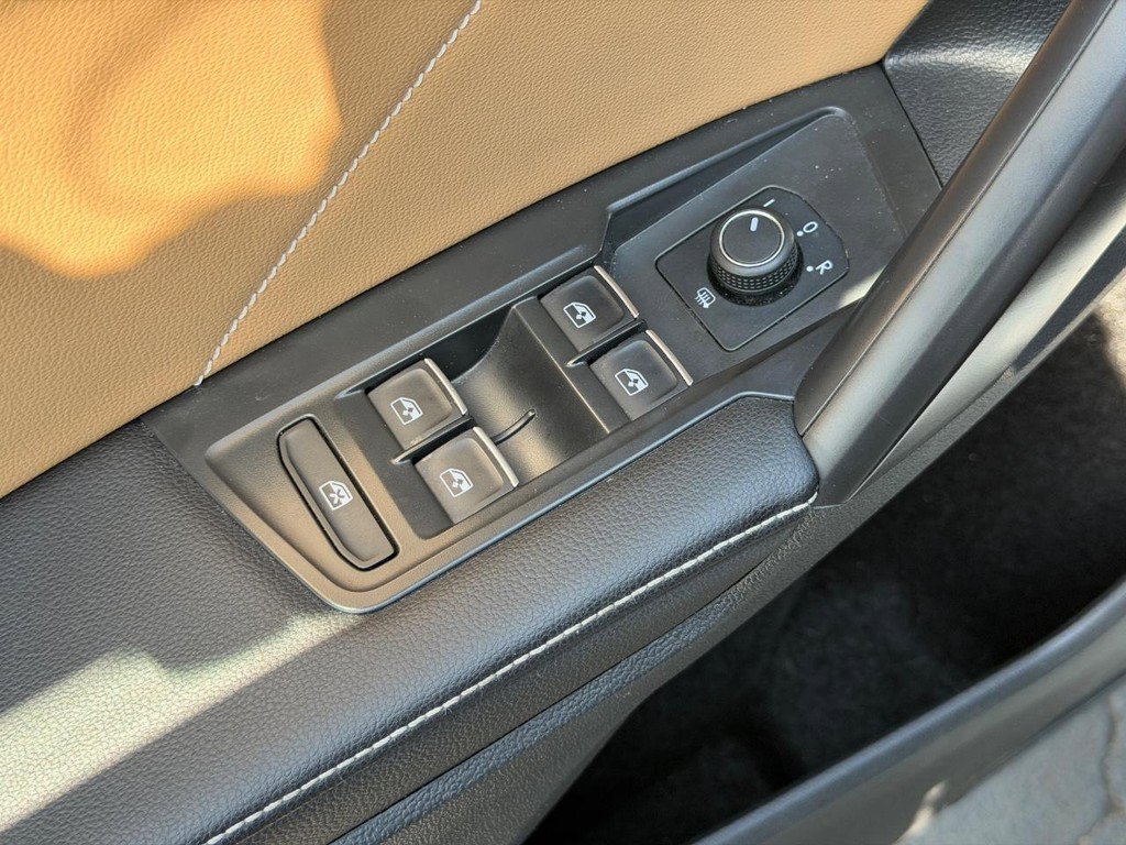 Used 2022 Volkswagen Tiguan SE image 16