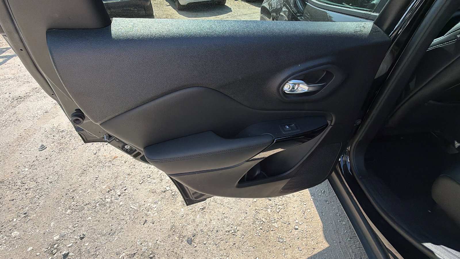 Used 2021 Jeep Cherokee Latitude Plus FWD image 21