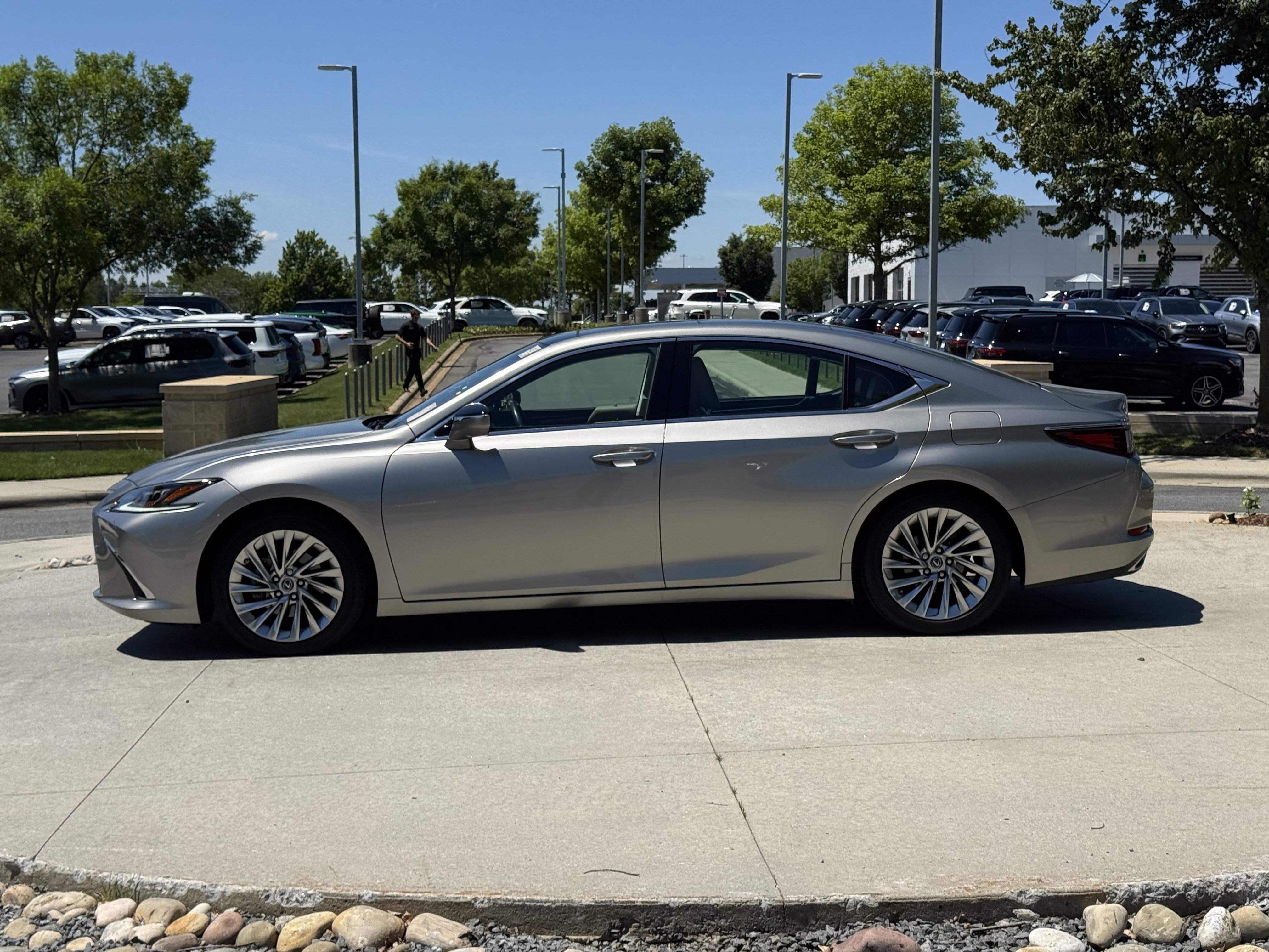 Used 2021 Lexus ES 350 Ultra Luxury w/ Accessory Package 2 FWD image 3