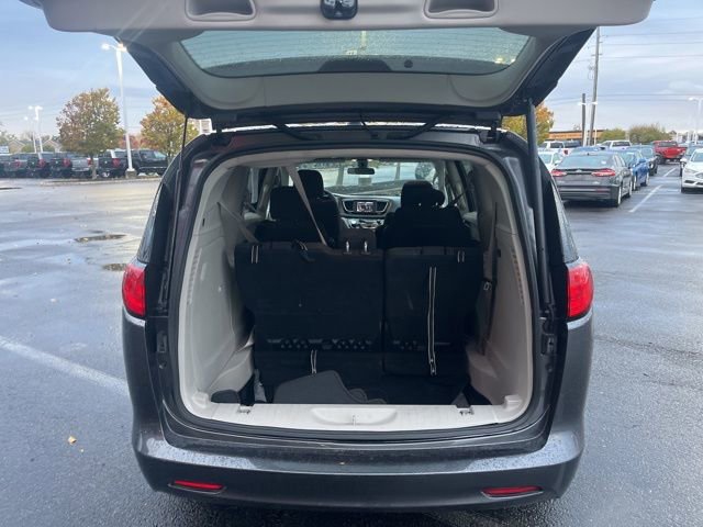 Used 2022 Chrysler Voyager LX image 10