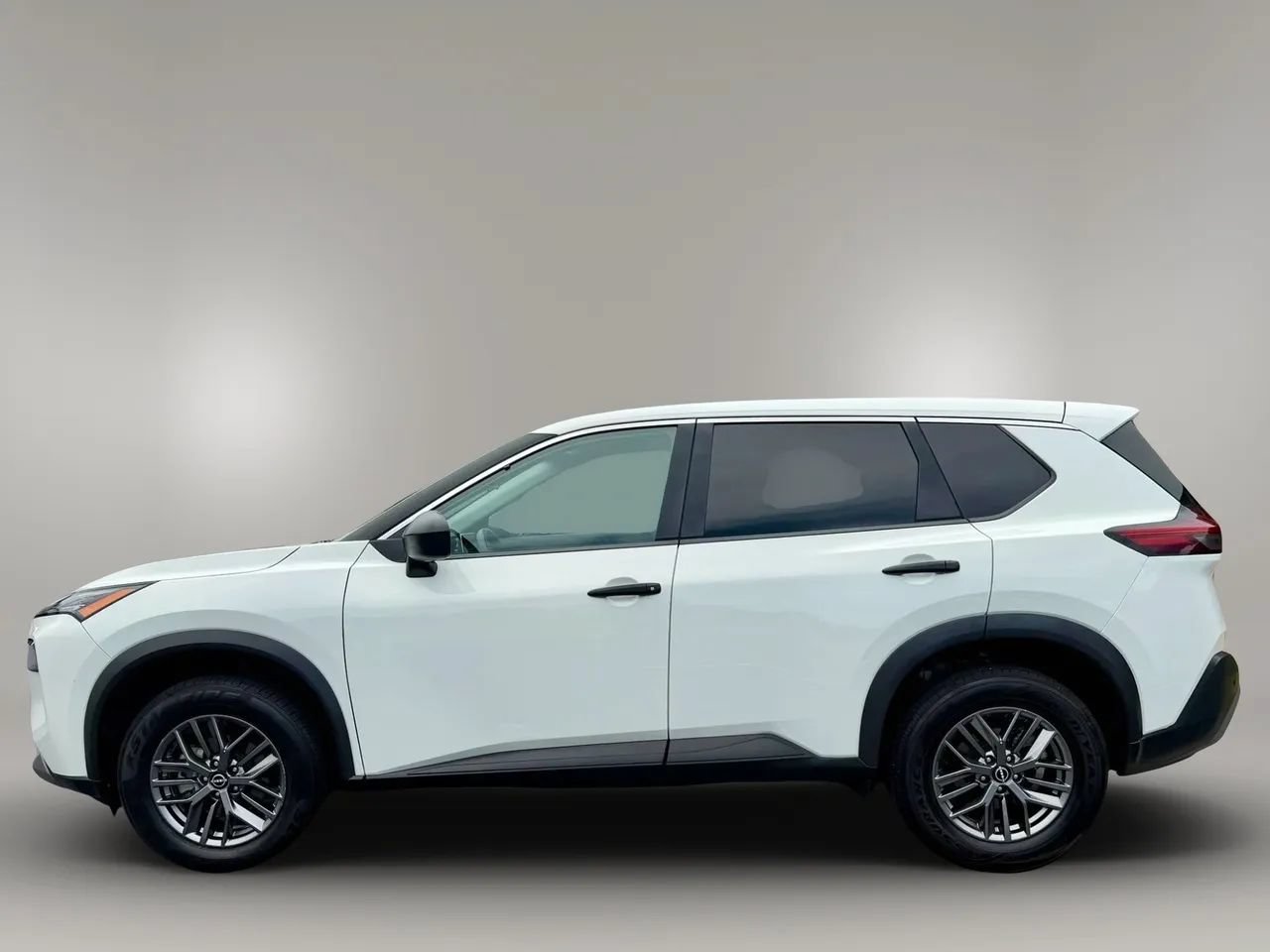 Used 2022 Nissan Rogue S AWD/4WD image 2