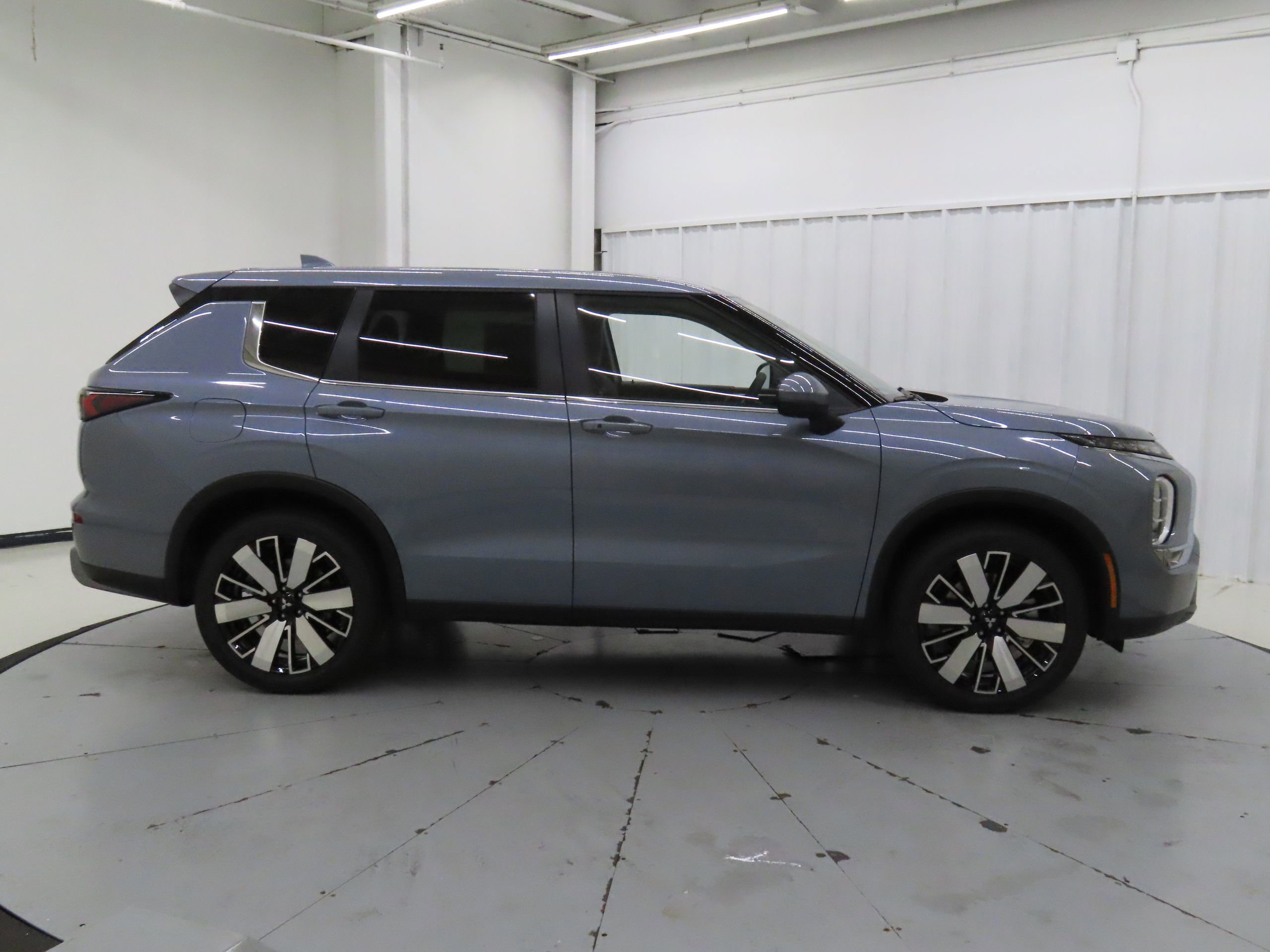 New 2025 Mitsubishi Outlander SE video 2