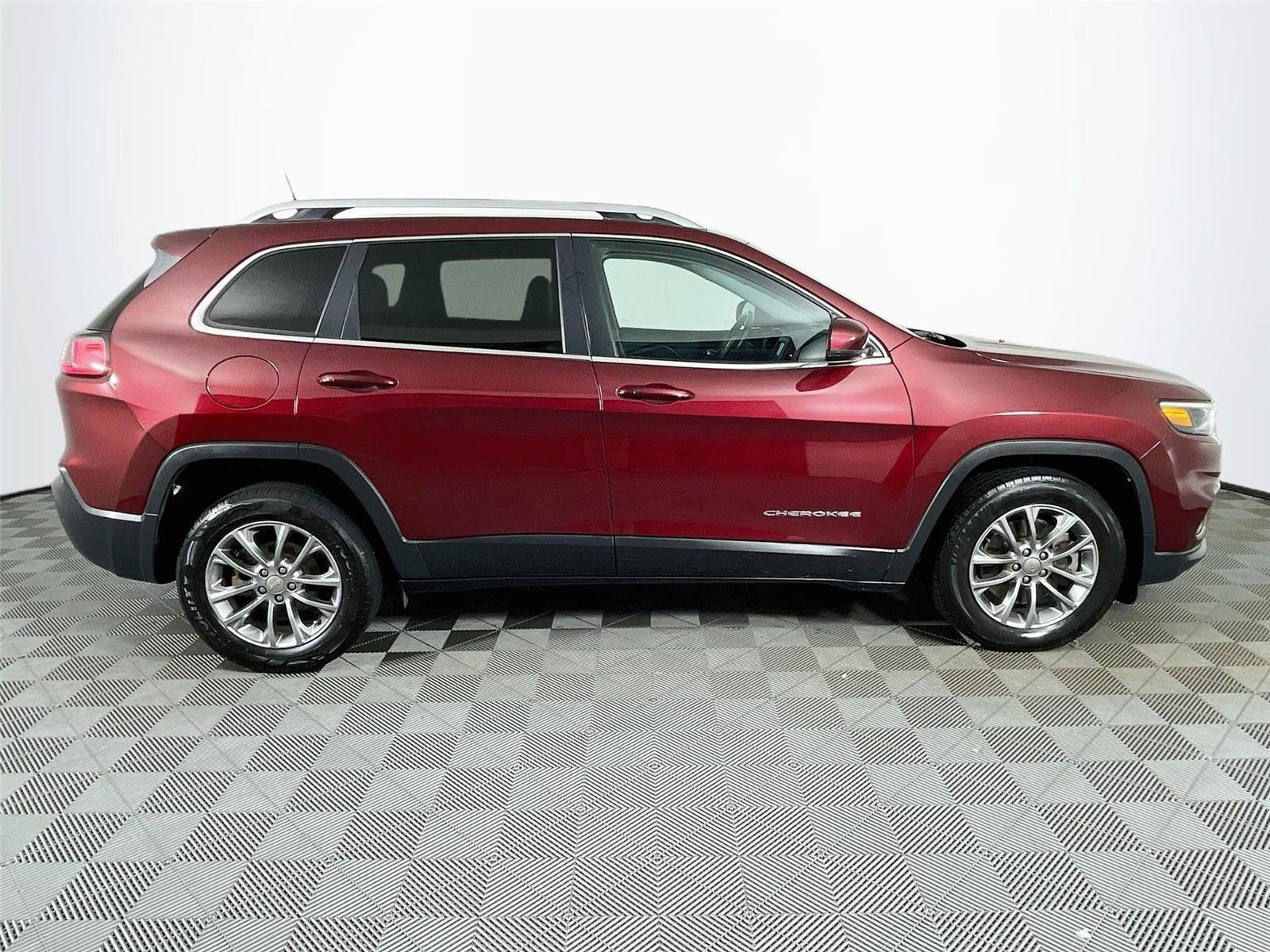 Used 2019 Jeep Cherokee Latitude Plus w/ Cold Weather Group FWD image 10