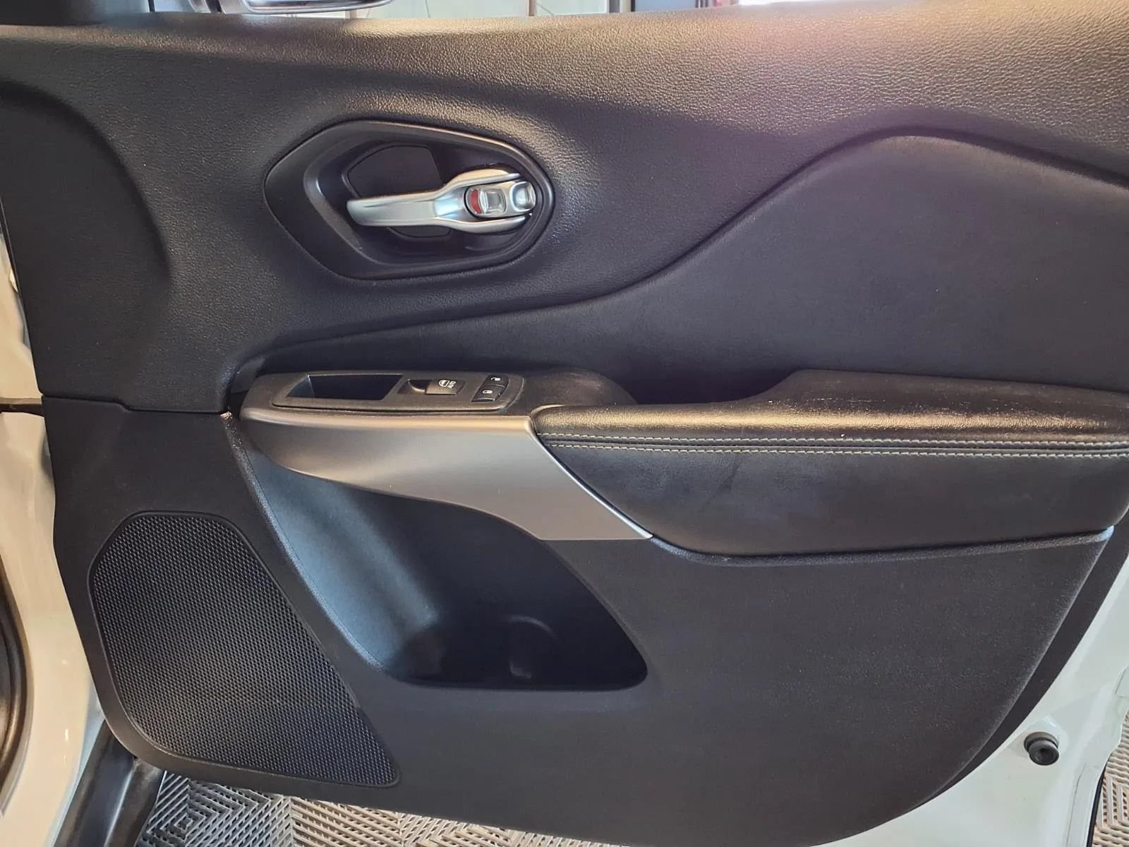 Used 2019 Jeep Cherokee Limited w/ Luxury Group AWD/4WD image 13