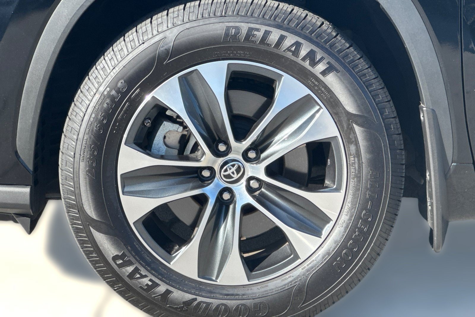 Used 2022 Toyota Highlander XLE AWD/4WD image 13