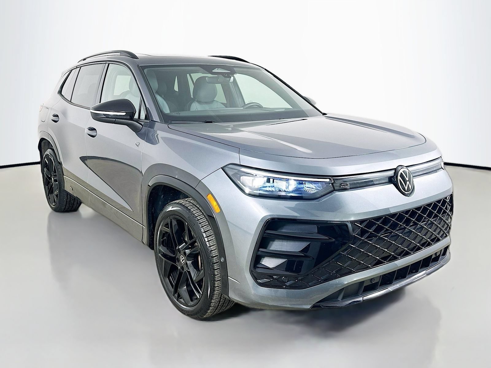 Certified 2025 Volkswagen Tiguan SE R-Line AWD/4WD image 3