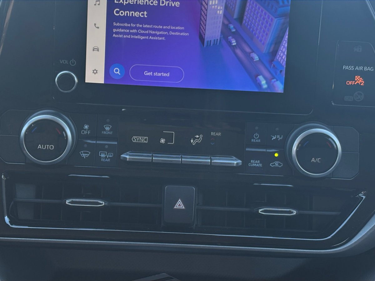 Used 2023 Toyota Highlander LE image 4