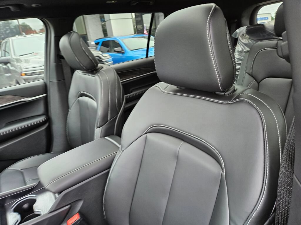 New 2026 Jeep Grand Cherokee L Limited w/ Limited Altitude Package AWD/4WD image 12