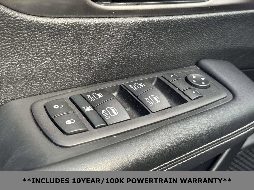 Used 2025 Chrysler Pacifica Select FWD image 16