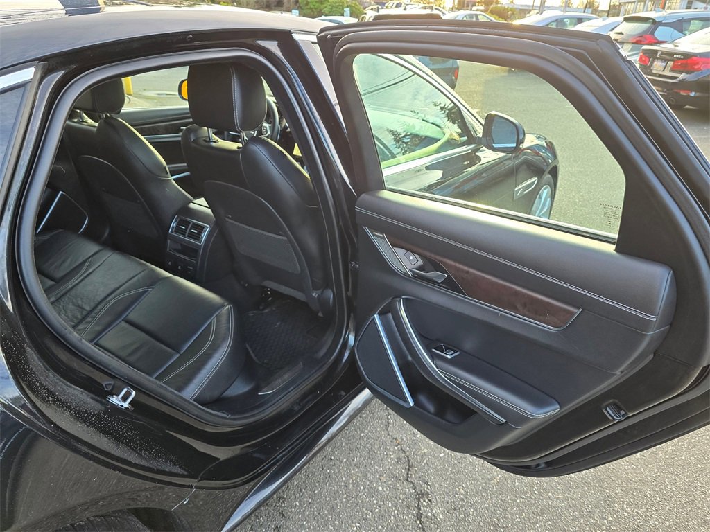 Used 2022 Jaguar XF R-Dynamic SE image 14