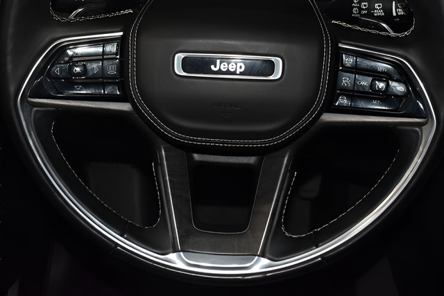 Used 2022 Jeep Grand Cherokee Overland w/ Luxury Tech Group IV AWD/4WD image 23