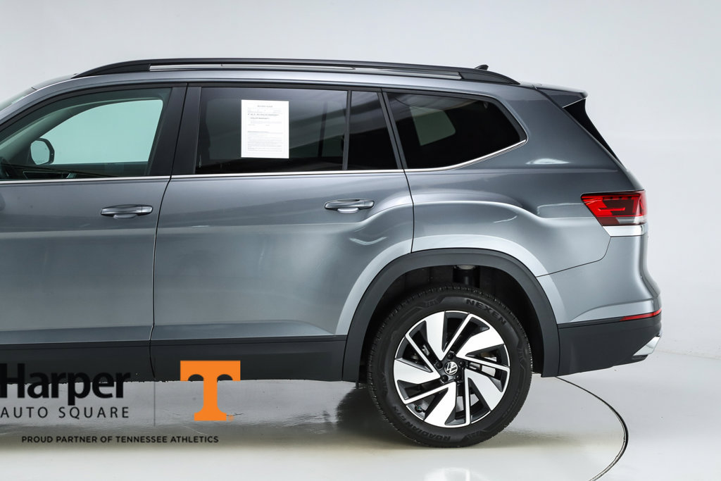 Used 2025 Volkswagen Atlas SE w/ Panoramic Sunroof Package FWD image 4