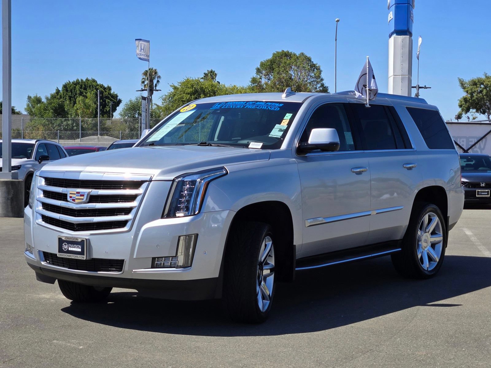 Used 2020 Cadillac Escalade Luxury RWD image 3