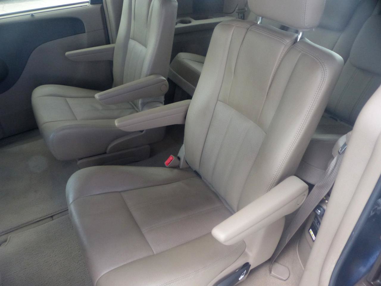 Used 2014 Chrysler Town & Country Touring-L w/ Driver Convenience Group FWD image 12