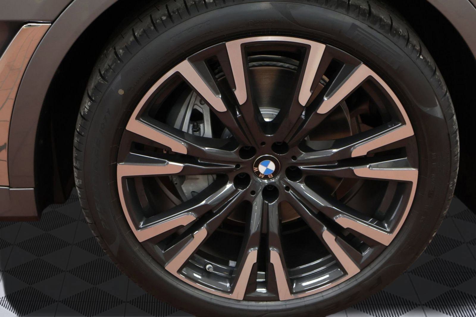 Used 2025 BMW X7 xDrive40i w/ Premium Package image 21