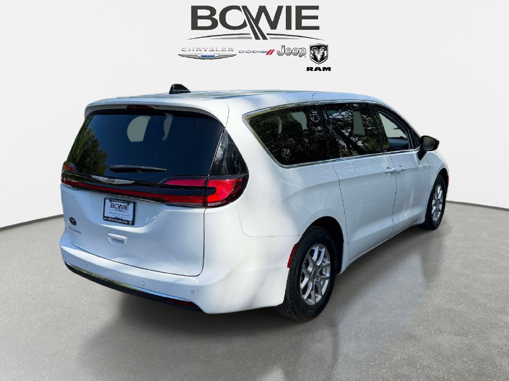 Used 2024 Chrysler Pacifica Touring-L FWD image 2