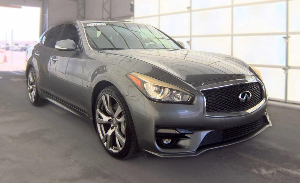 Used 2015 INFINITI Q70 3.7 w/ Sport Package RWD image 3