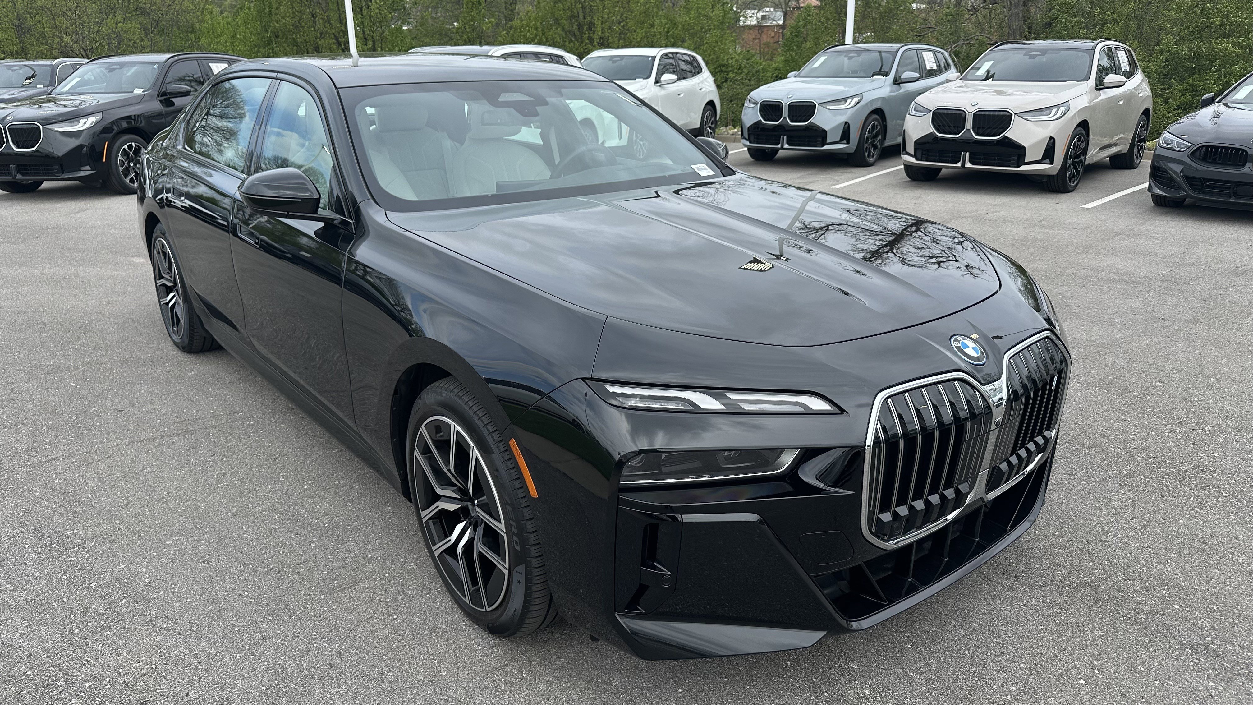 Certified 2025 BMW i7 xDrive60 w/ Premium Package AWD/4WD image 2