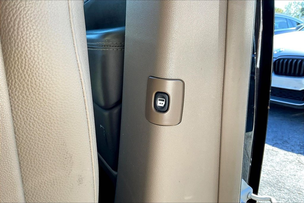 Used 2015 Chrysler Town & Country Touring FWD image 32