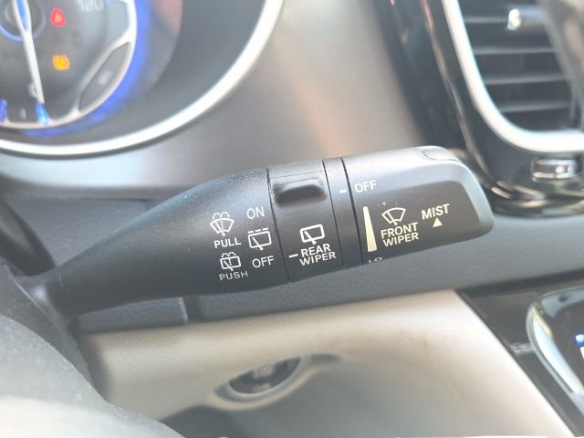 Used 2023 Chrysler Pacifica Touring-L image 37