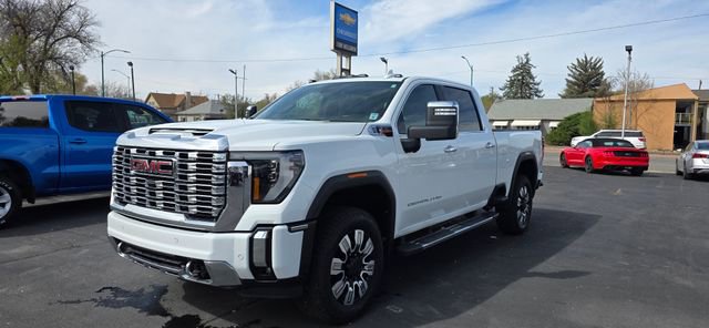 Used 2025 GMC Sierra 3500 Denali image 3