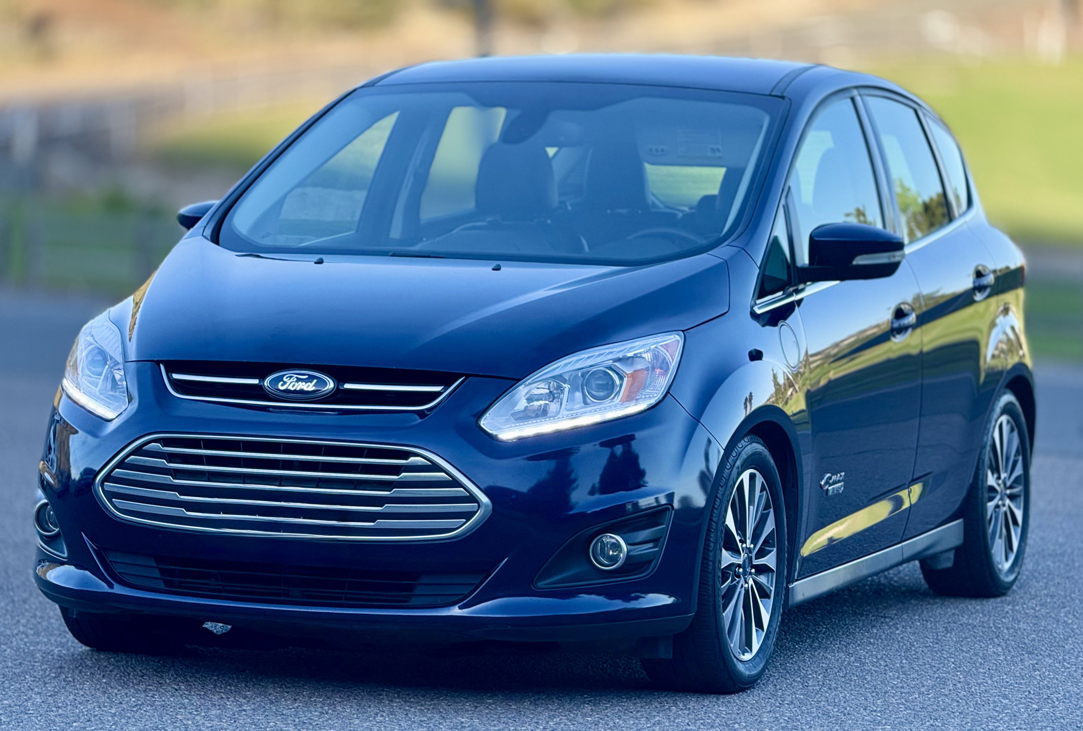 Used 2017 Ford C-MAX Energi Titanium FWD image 2