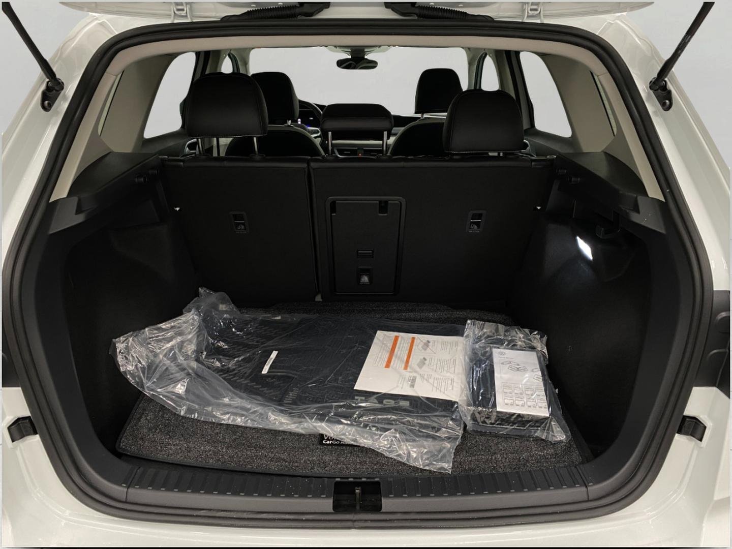New 2026 Volkswagen Taos SE image 5