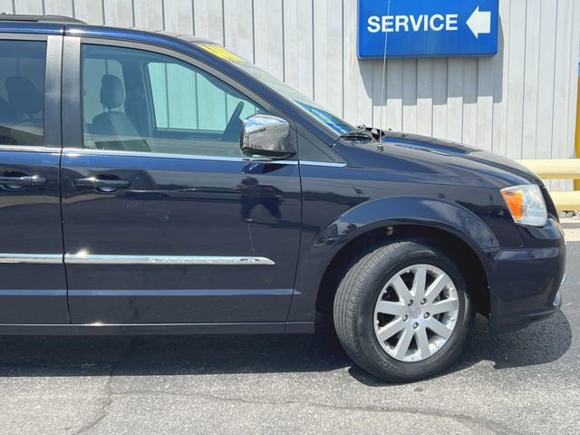 Used 2011 Chrysler Town & Country Touring-L w/ Entertainment Group #2 FWD image 22