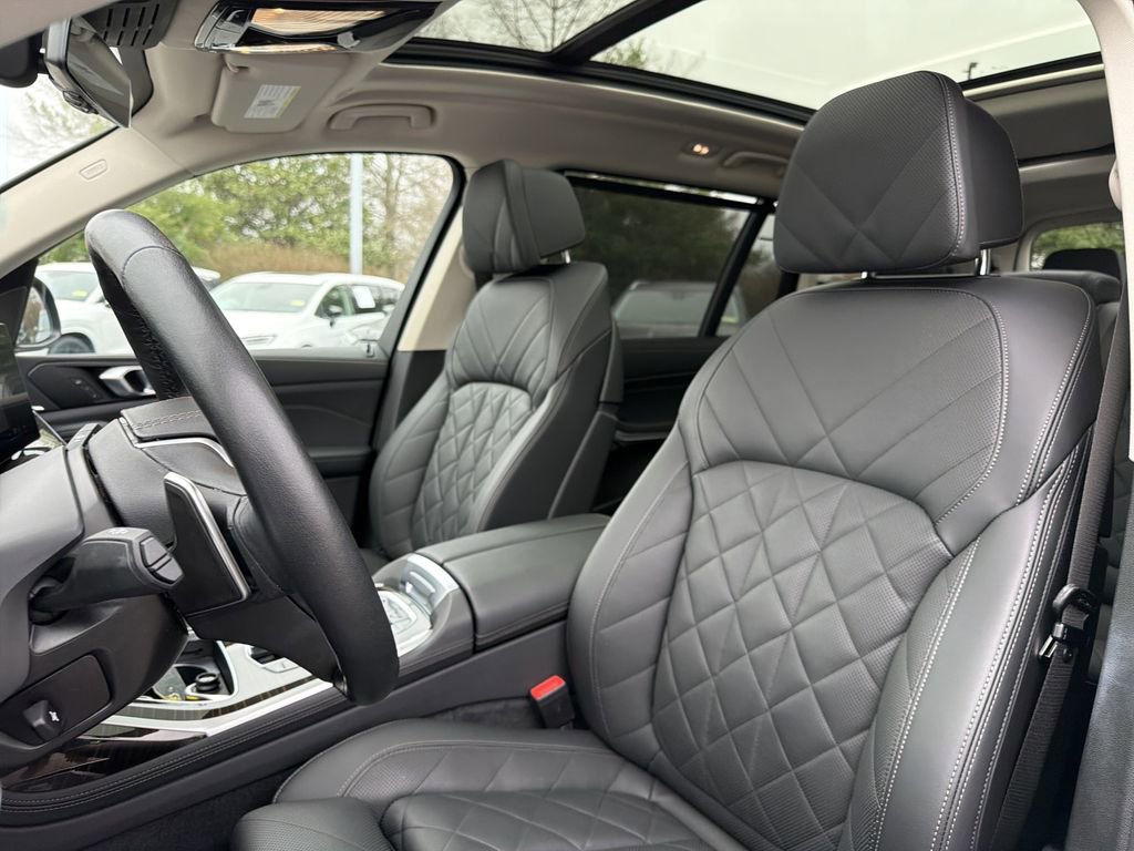 Used 2025 BMW X7 xDrive40i w/ Premium Package image 12