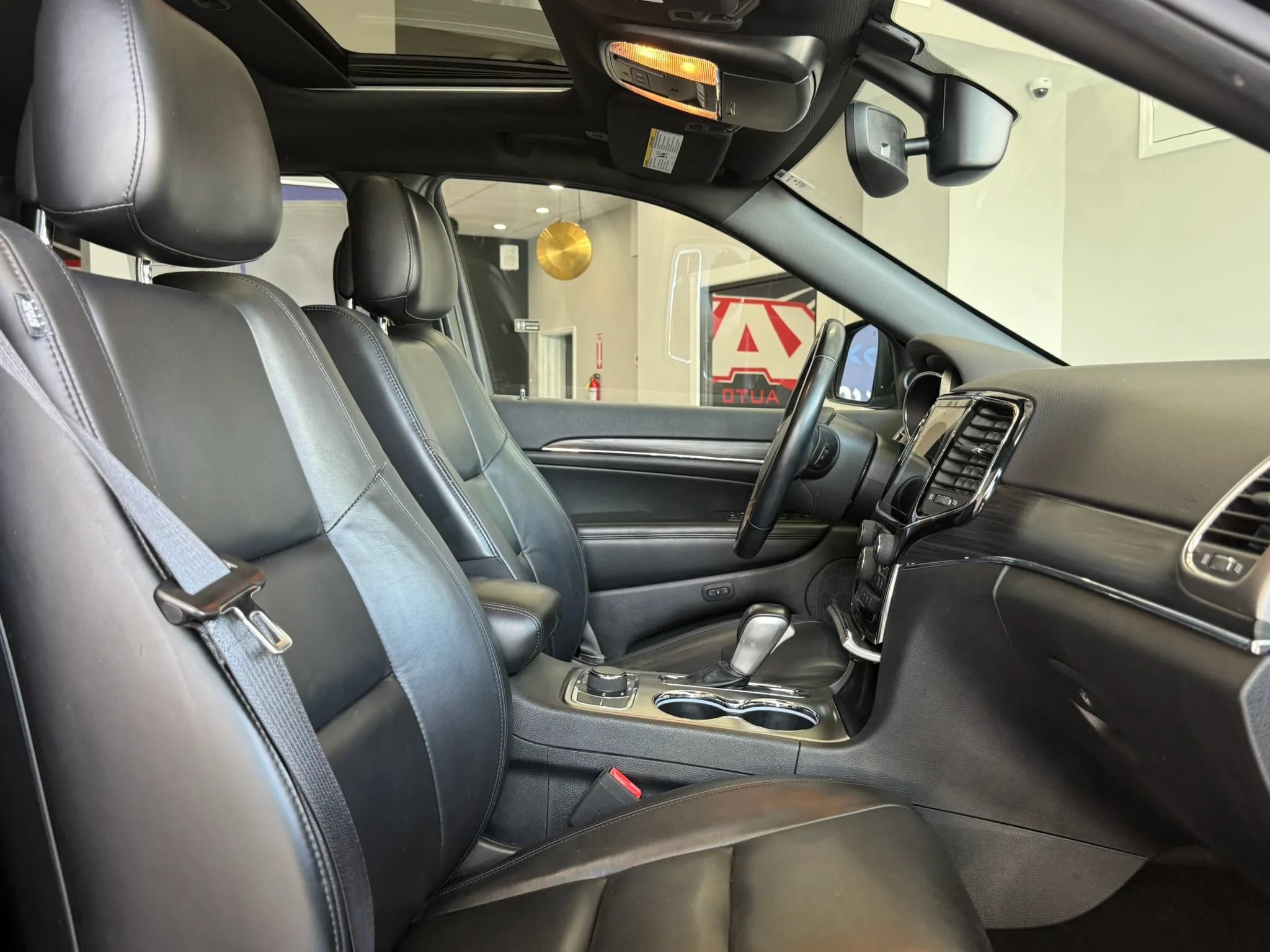 Used 2020 Jeep Grand Cherokee Limited AWD/4WD image 24